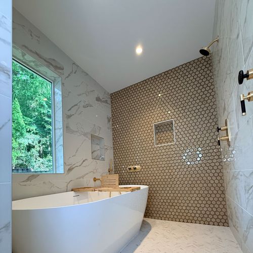 Wet room with free-standing tub